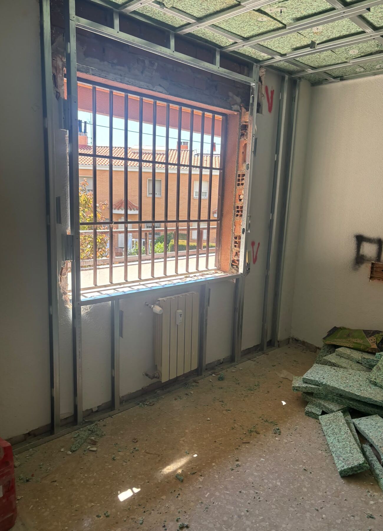 Techo con el aislamiento ya colocado y la perfilería montada, antes de cerrar con la placa