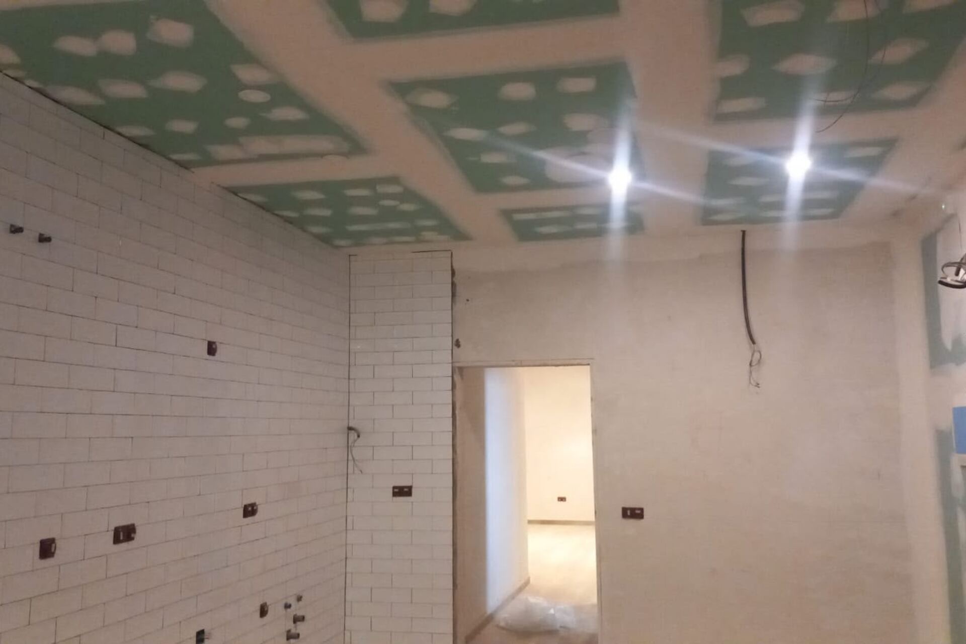 Estancia terminada con falso techo de pladur y focos empotrados encendidos