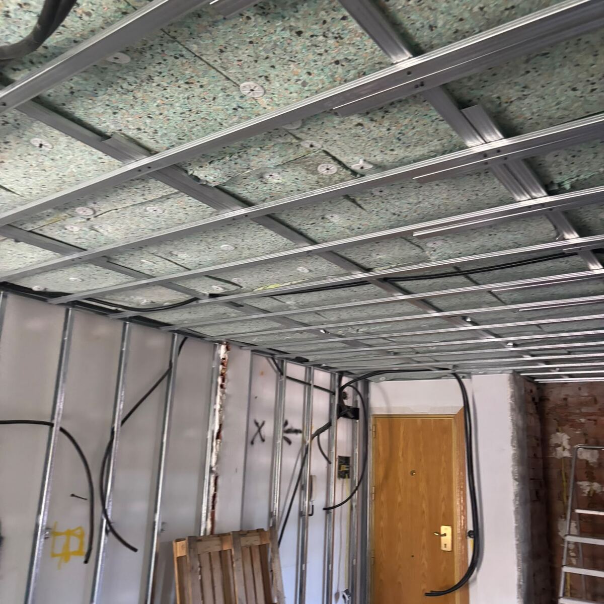 Habitación con trasdosado montado y planchas de aislamiento preparadas