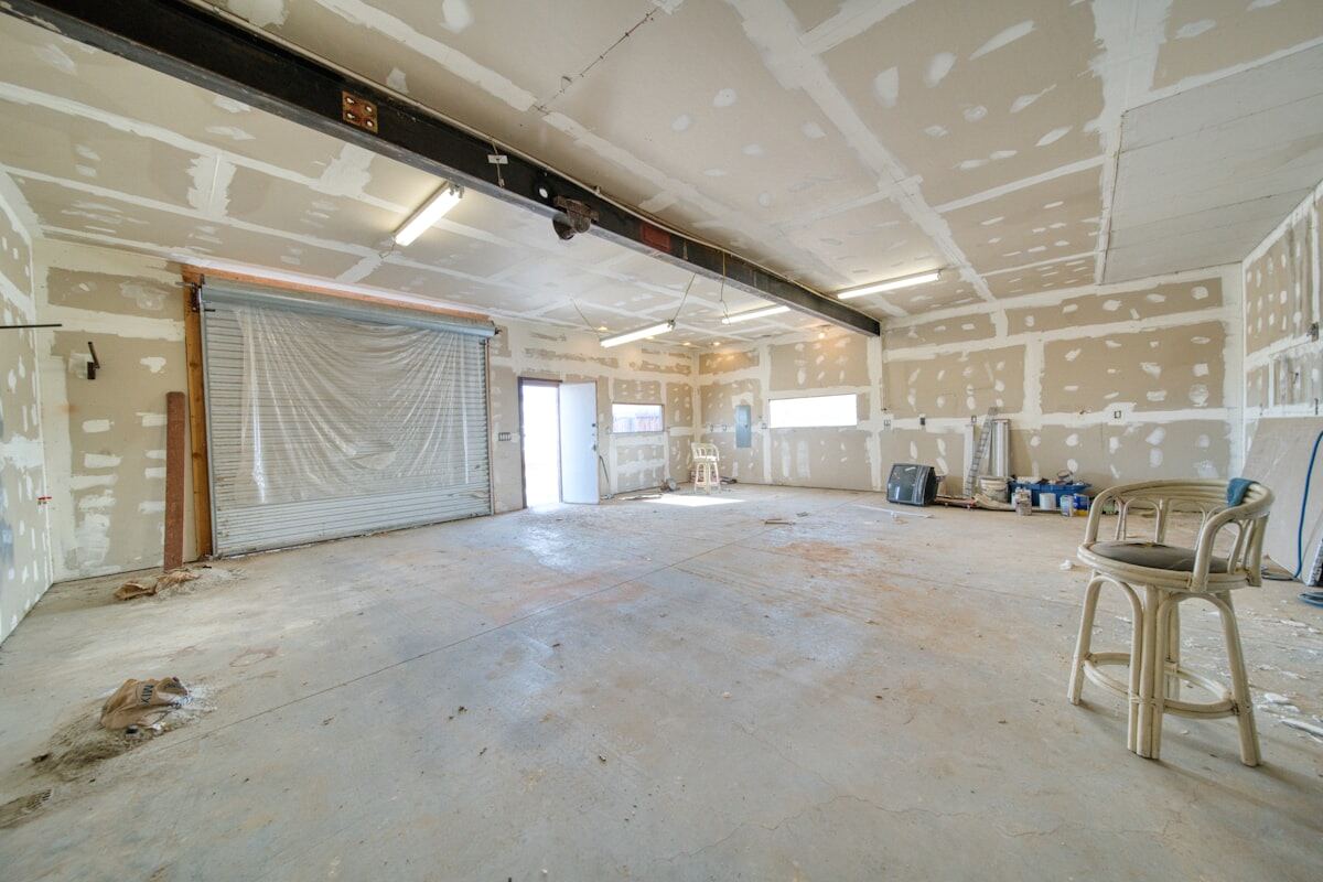 Salón de vivienda de obra nueva con toda la tabiquería y el falso techo en pladur